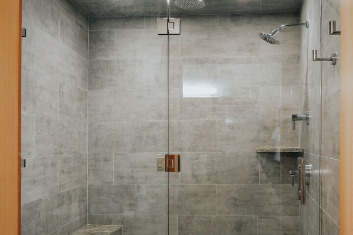 #8515 - Master Ensuite Bathroom