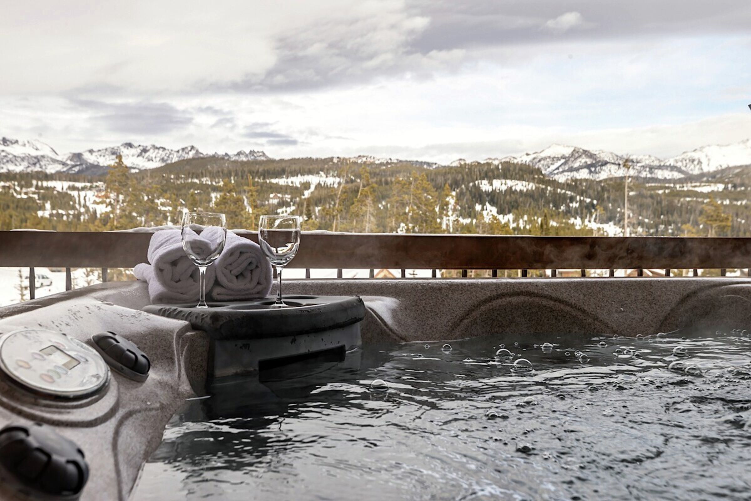 #12 Manitou - Balcony with Hot Tub