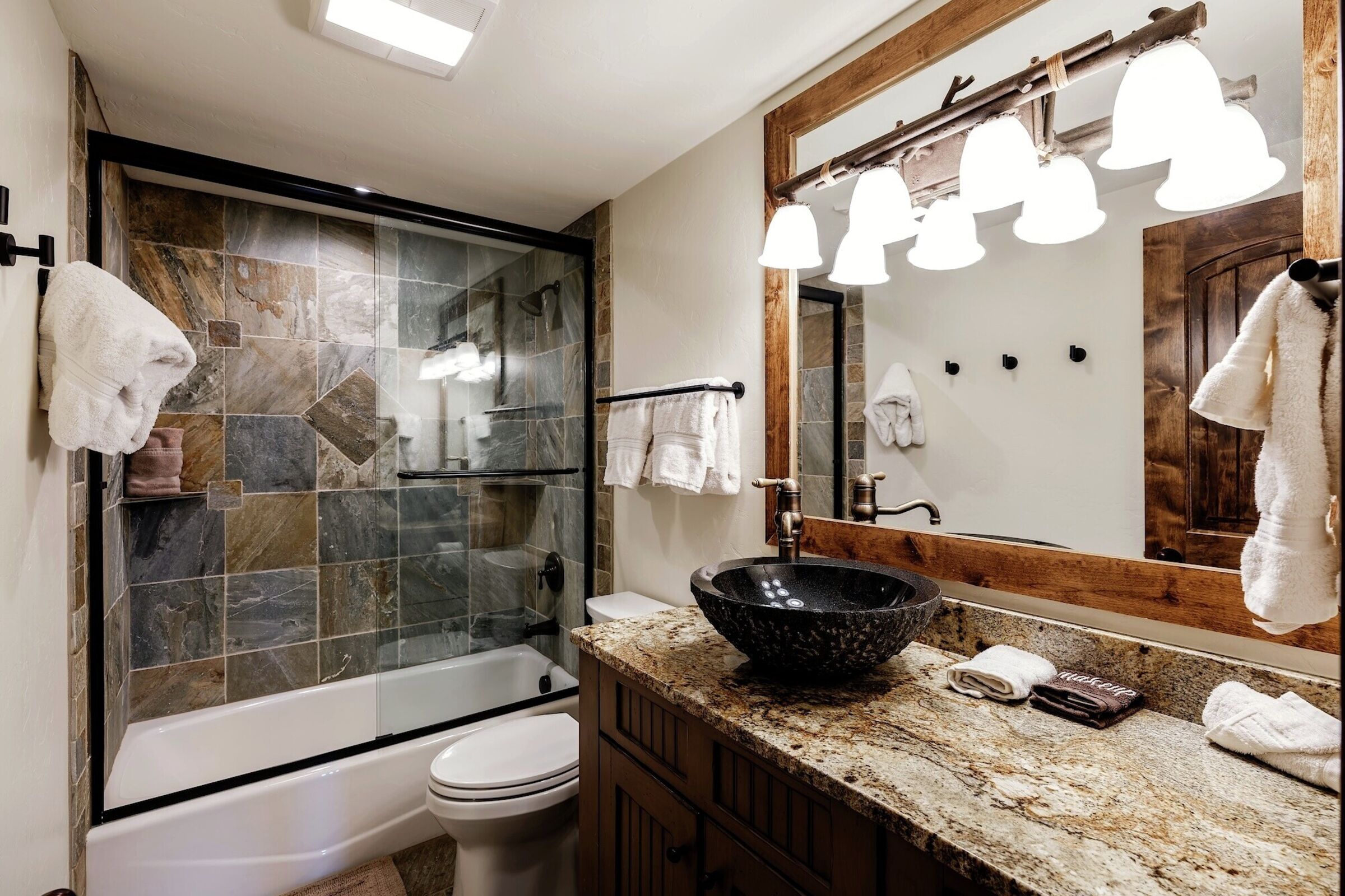 #12 Manitou - Bathroom