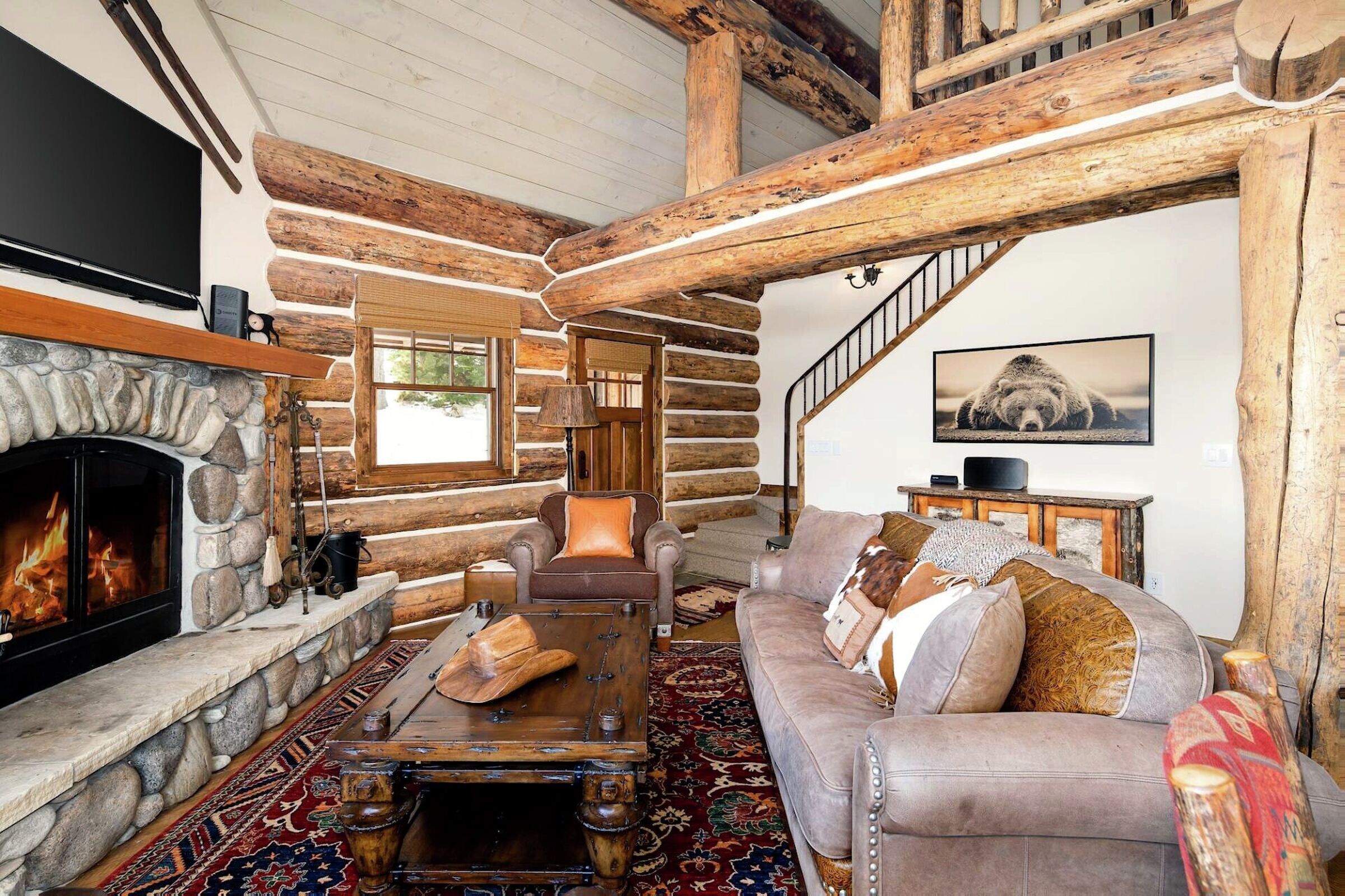 #12 Manitou - Living Area