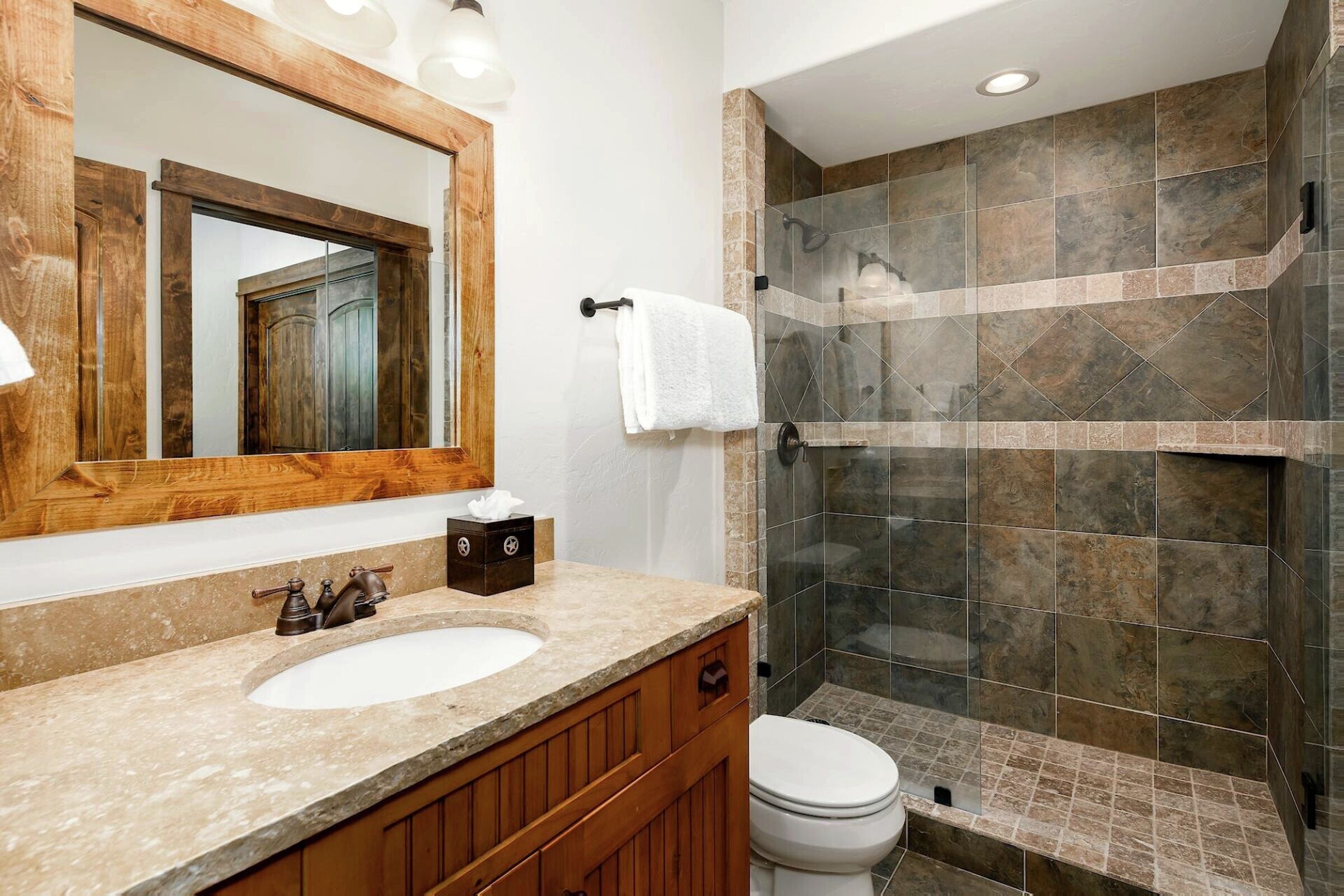 #12 Manitou - Ensuite Bathroom