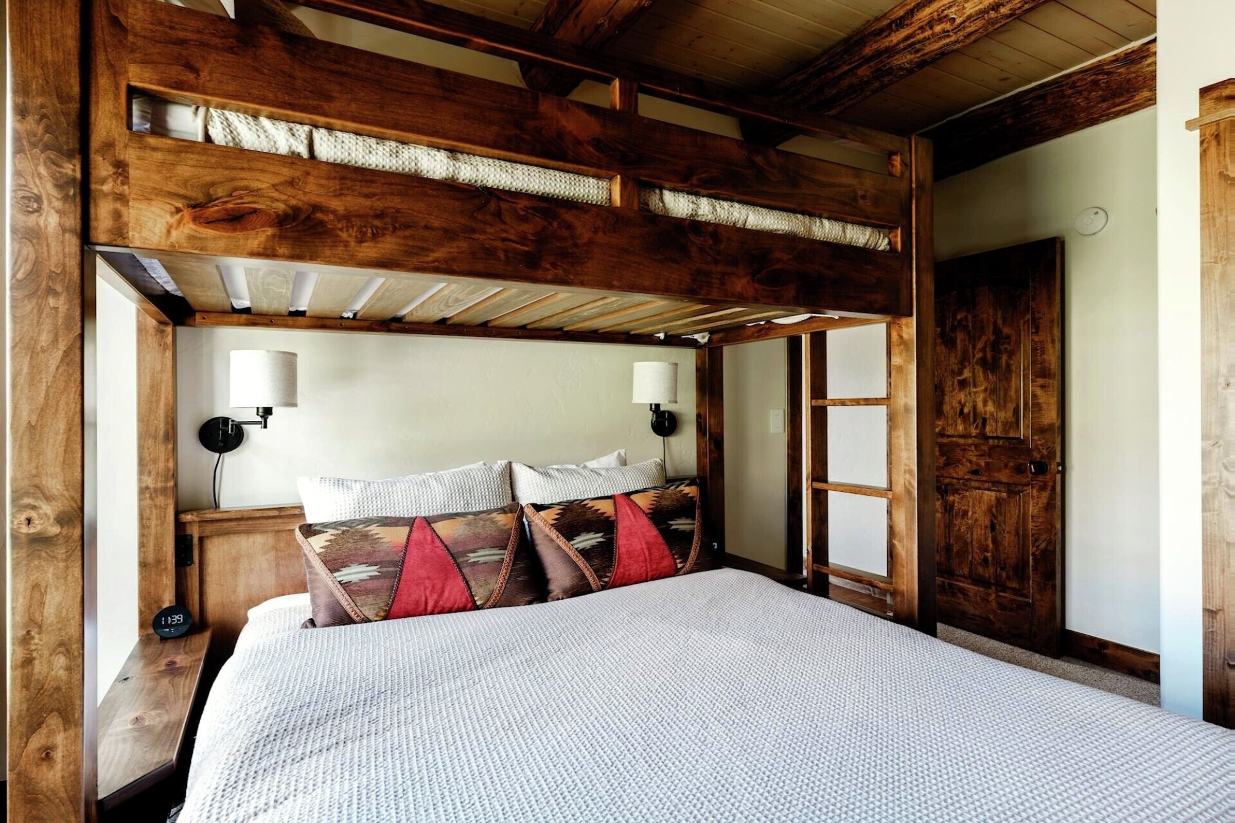 #12 Manitou - Bedroom