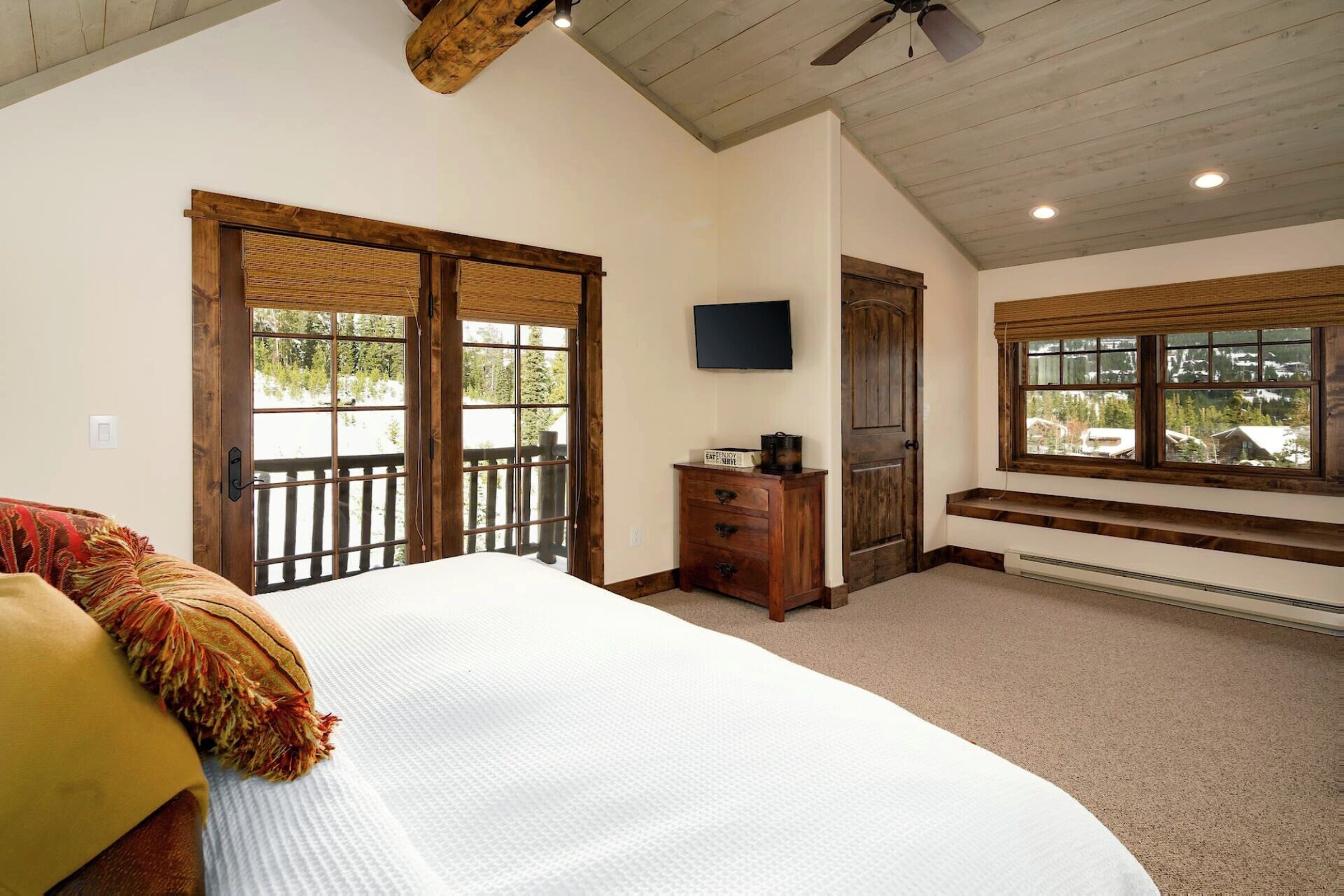#12 Manitou - Master Bedroom