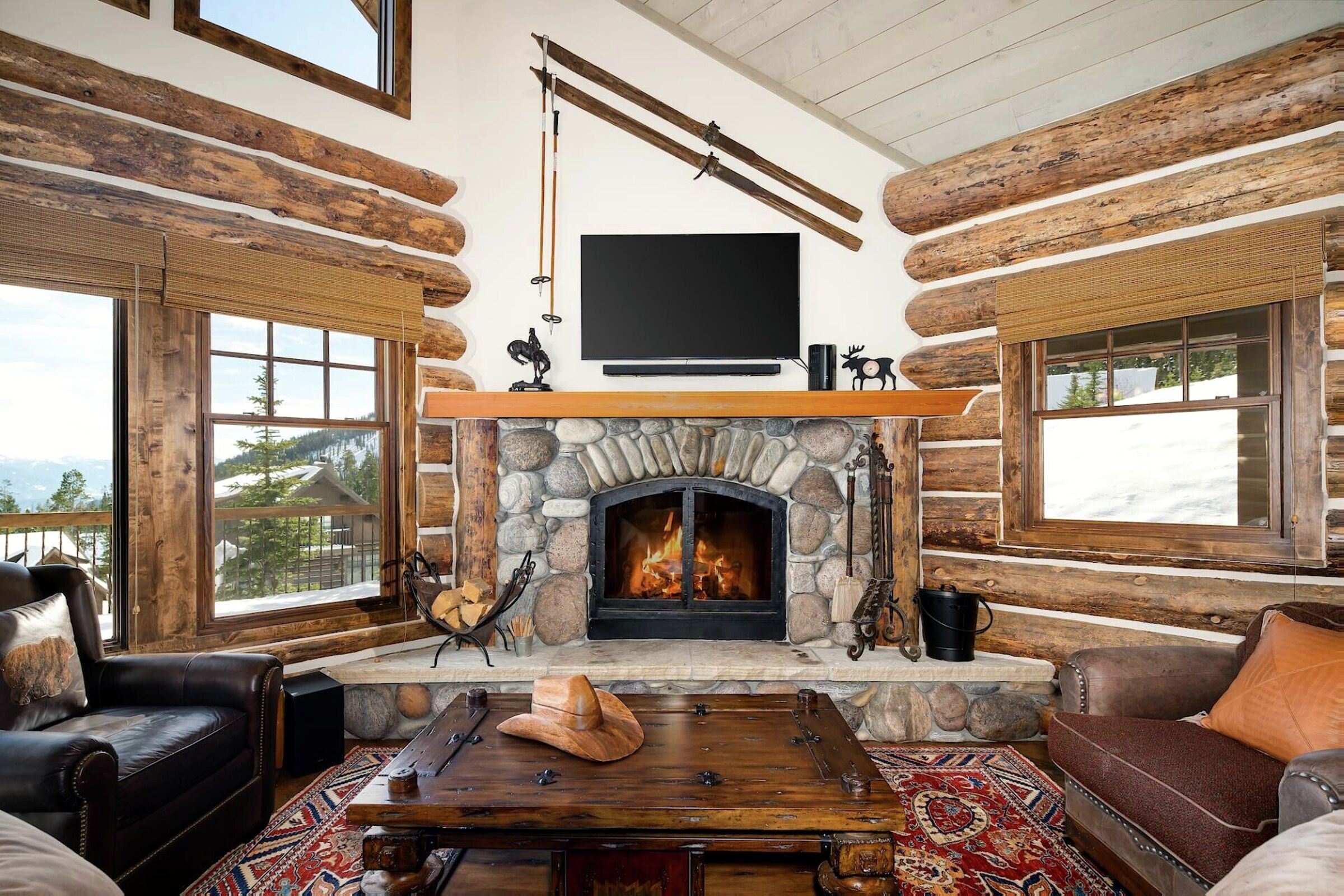 #12 Manitou - Living Area