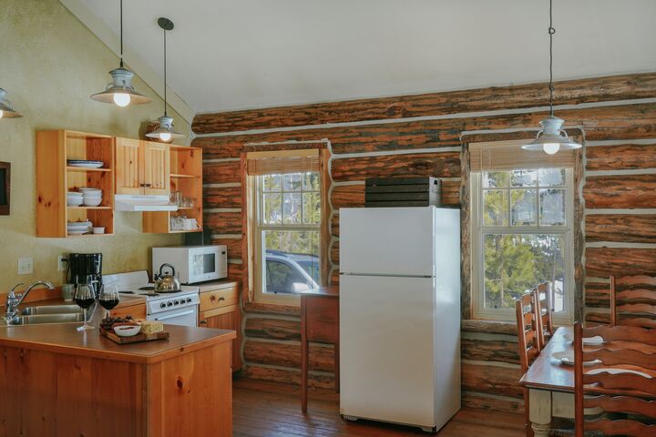 2 Bdrm 2 Bath HT - Dining Area & Kitchen