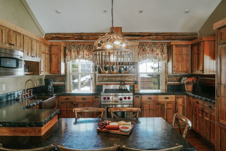 2 Bdrm 2 Bath HT - Dining Area & Kitchen