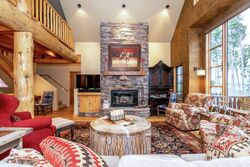 4 Full Moon - Living Room