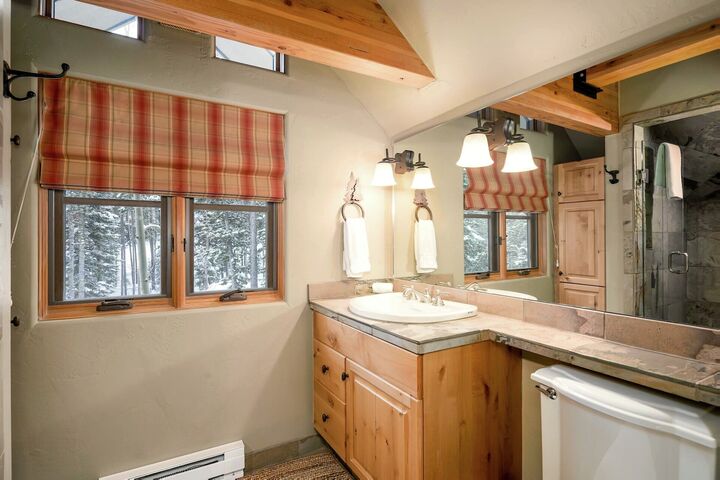 3 Bdrm + Loft HT-38B Cowboy Heaven - Ensuite Bathroom