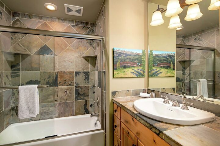 3 Bdrm + Loft HT-38B Cowboy Heaven - Ensuite Bathroom