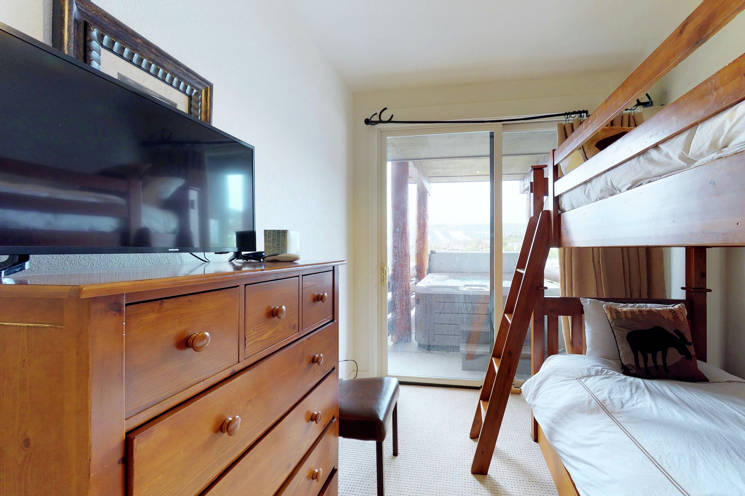 #J2 - Bedroom