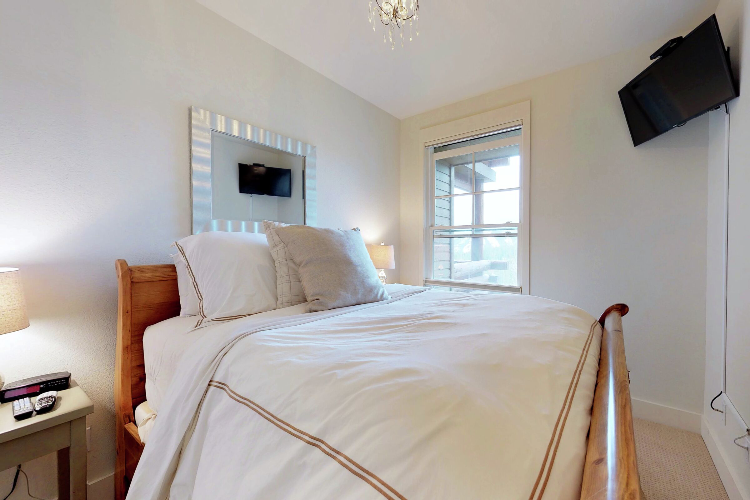 #J2 - Bedroom
