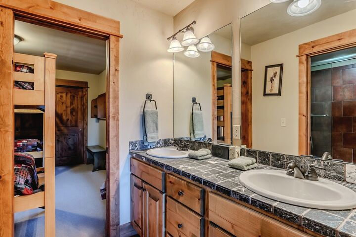 5 Bdrm HT - Ensuite Bathroom