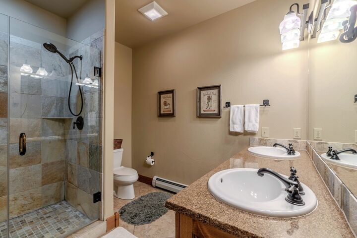 5 Bdrm HT - Master Ensuite Bathroom
