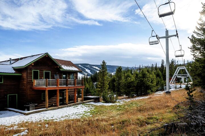 Twin Lift Lodge Exterior - Winter