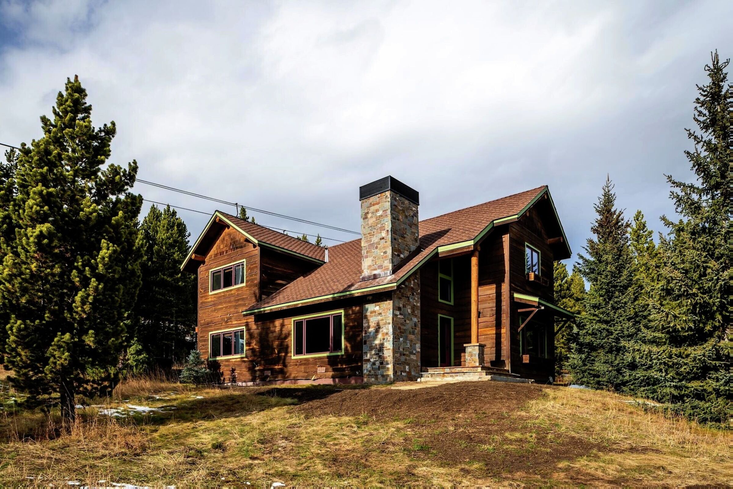 Twin Lift Lodge Exterior - Spring