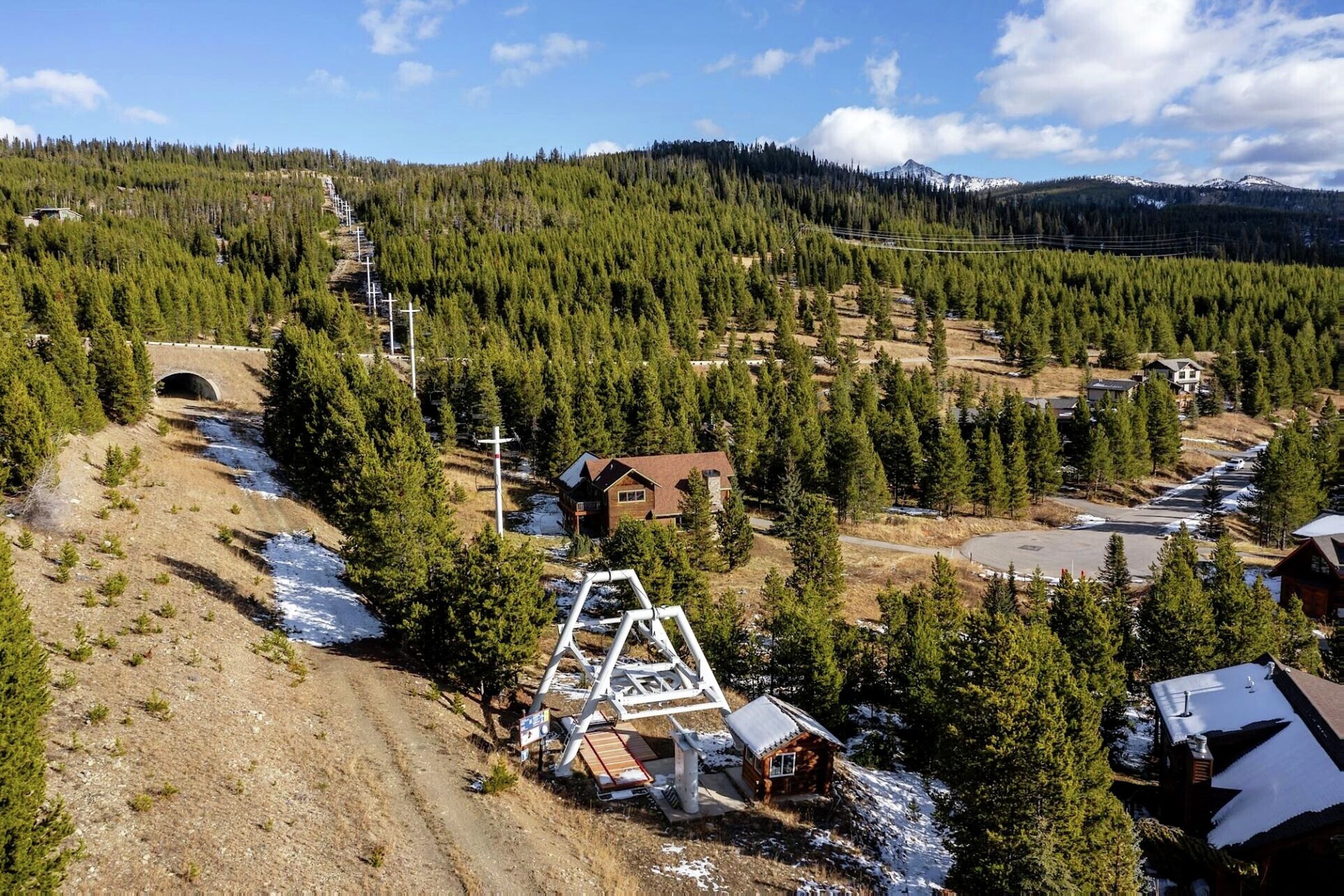 Twin Lift Lodge Exterior - Winter