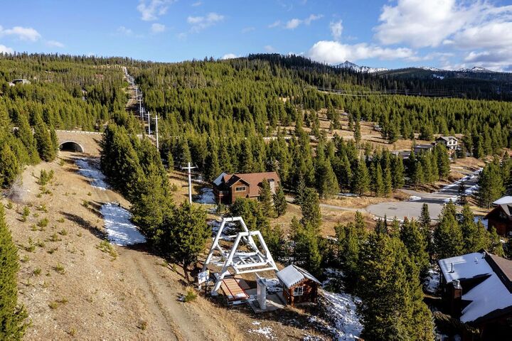 Twin Lift Lodge Exterior - Winter