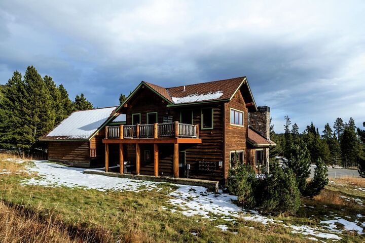 Twin Lift Lodge Exterior - Winter