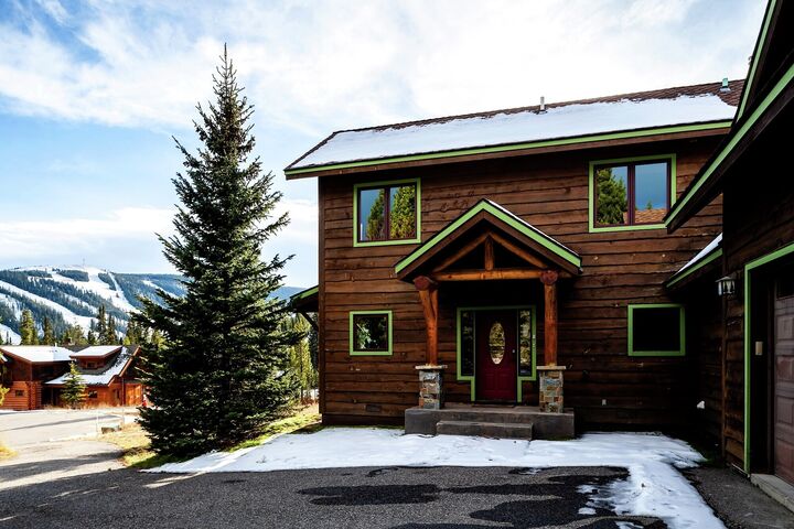 Twin Lift Lodge Exterior - Winter