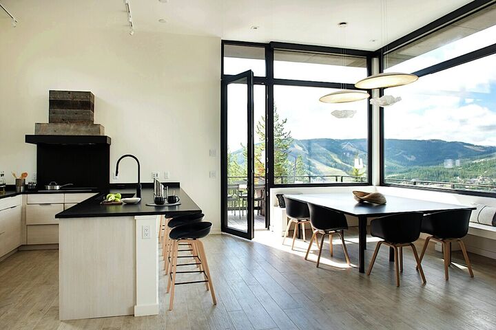 4 Bdrm HT - Kitchen & Dining Area