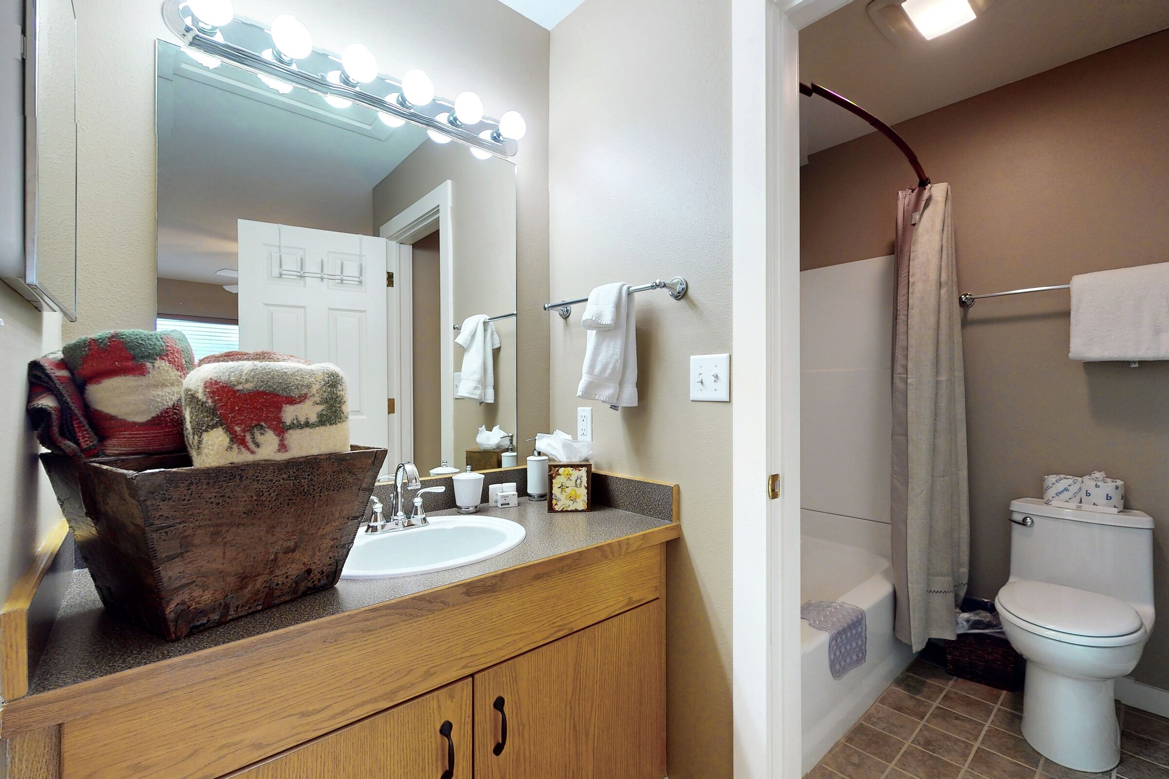 #74 - Mountain Meadow Retreat - Ensuite Bathroom