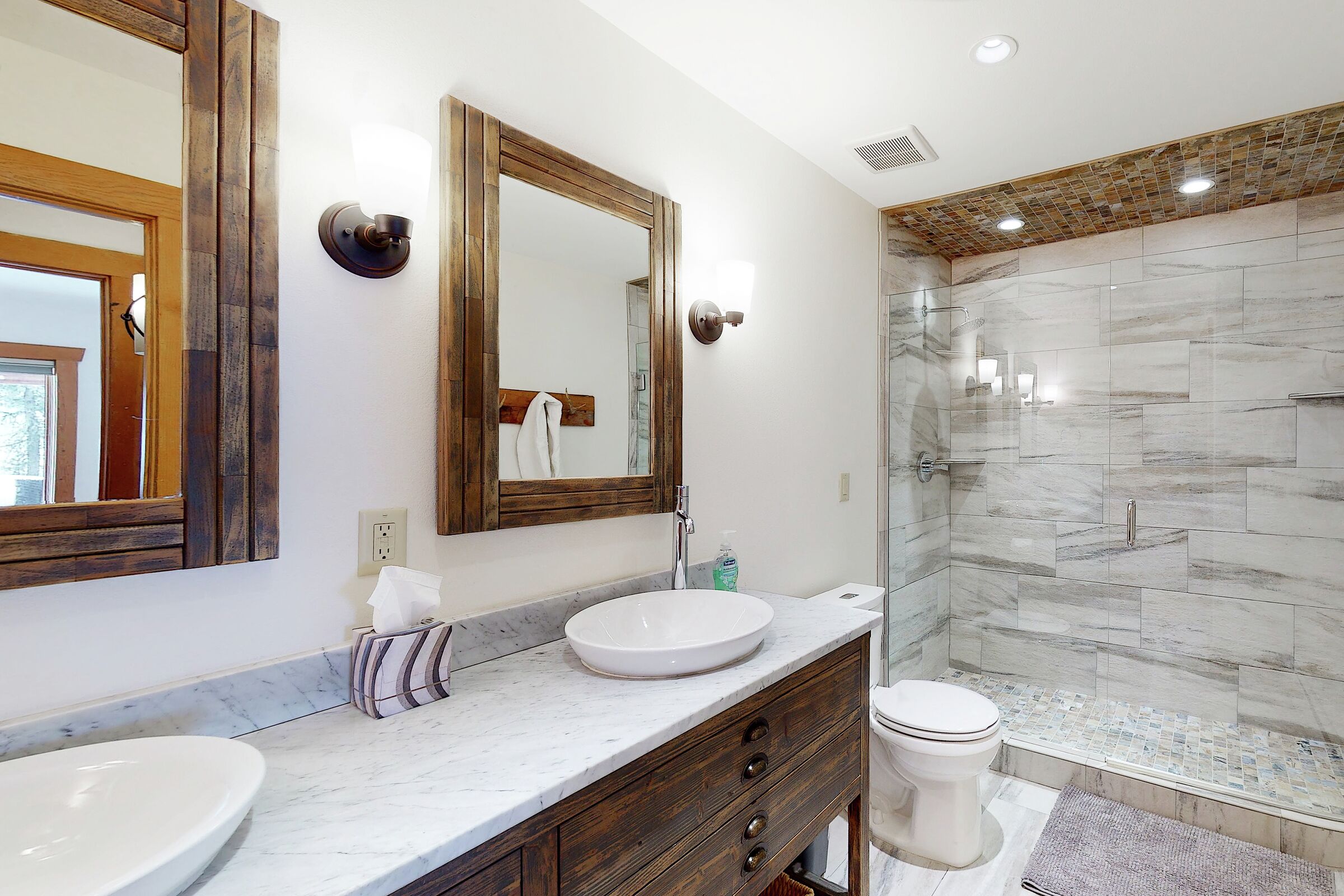 5 Bdrm + Loft HT - Master Ensuite Bathroom