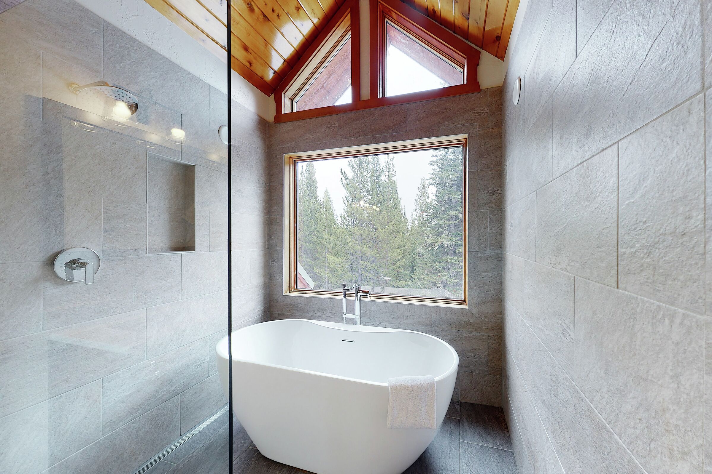 5 Bdrm + Loft HT - Ensuite Bathroom