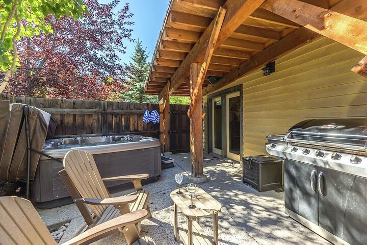 Patio with Hot Tub & BBQ