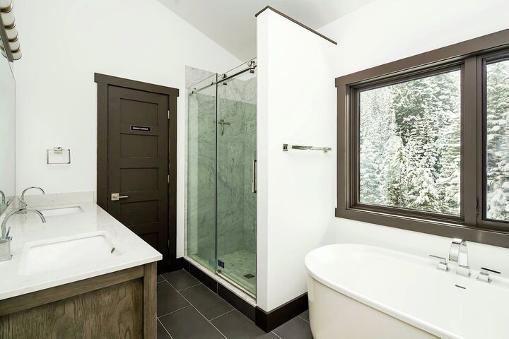 4 Bdrm 6 Bath HT - Ensuite Bathroom