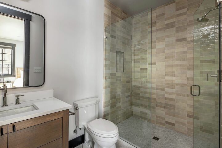 5 Bdrm 5 Bath HT - Ensuite Bathroom