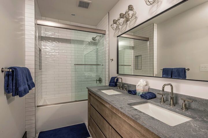 5 Bdrm 5 Bath HT - Ensuite Bathroom