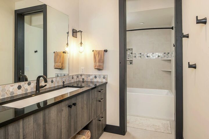 4 Bdrm 4.5 Bath HT - Bathroom