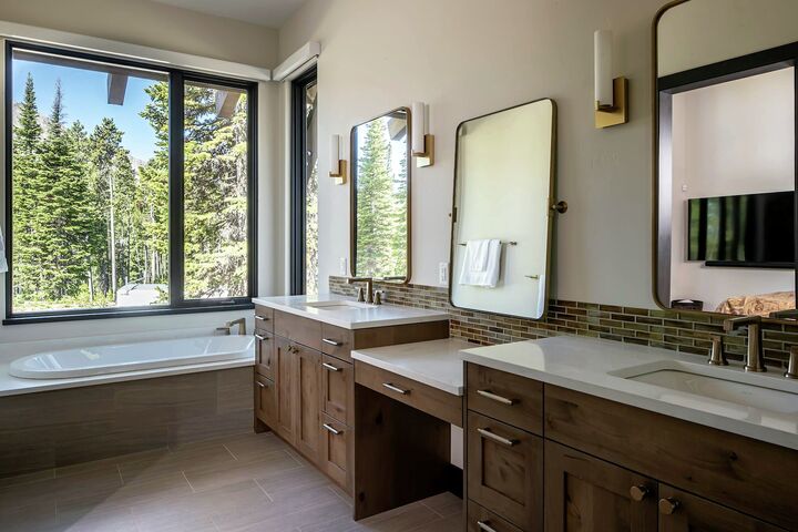 4 Bdrm 4.5 Bath HT - Master Ensuite Bathroom