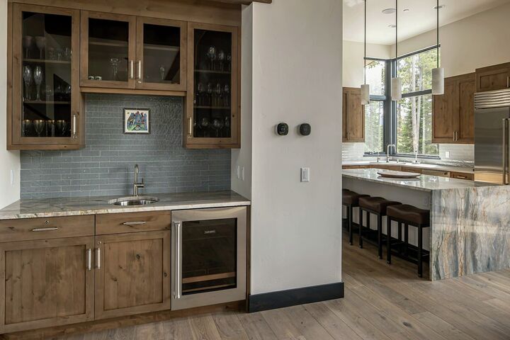 4 Bdrm 4.5 Bath HT - Wet Bar