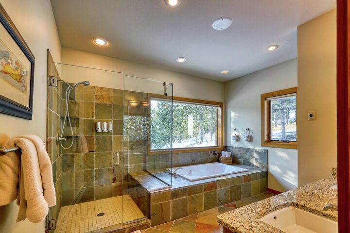 4 Bdrm 4.5 Bath HT - Master Ensuite Bathroom