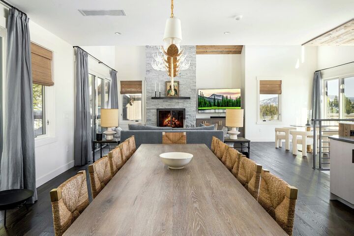 4 Bdrm 4.5 Bath HT - Dining Area