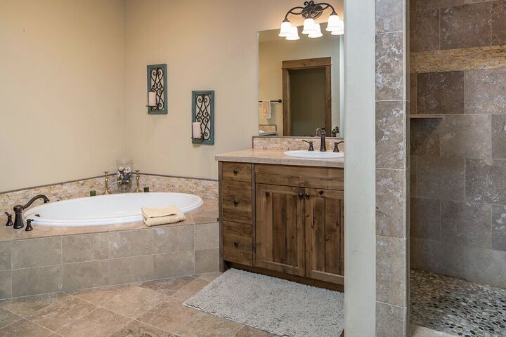 3 Bdrm 4 Bath HT - Master Ensuite Bathroom