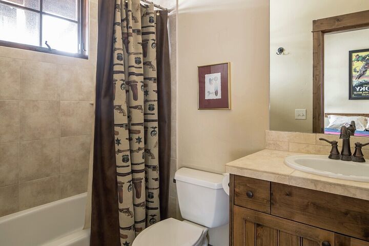 3 Bdrm 4 Bath HT - Ensuite Bathroom