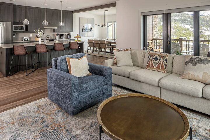 5 Slalom #301 - Living Area