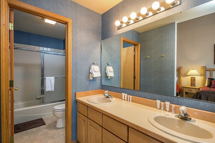 105 Beaverhead #301 - Ensuite Bathroom