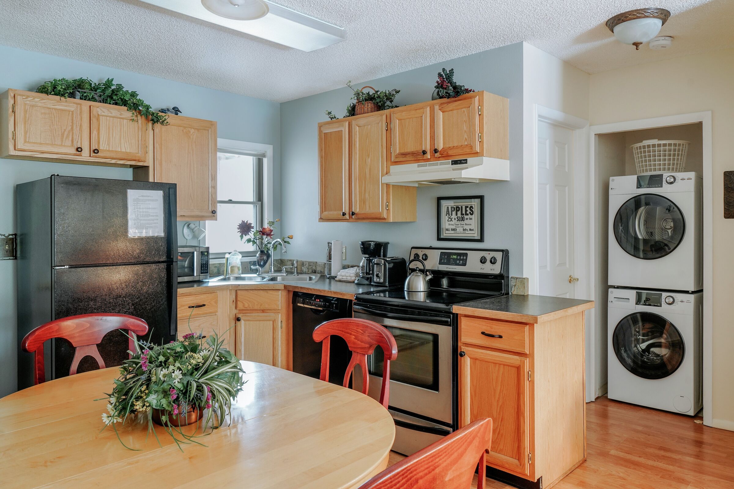 Dining Area & Kitchen