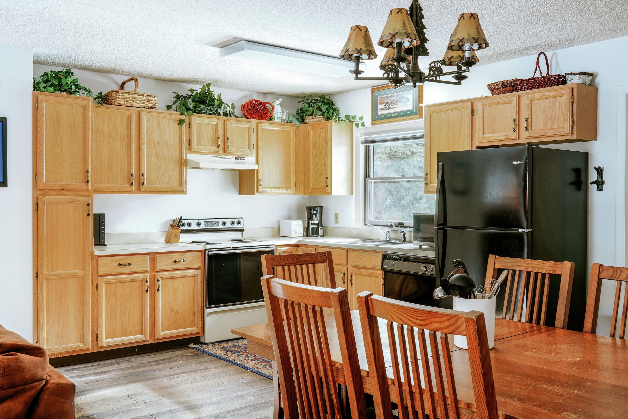 Dining Area & Kitchen