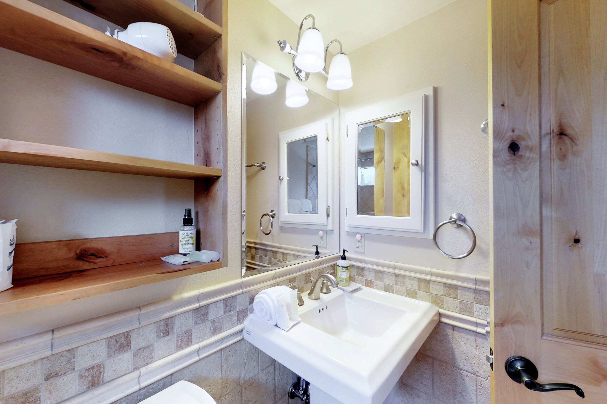 #01 - Ketchum Treehouse - Bathroom