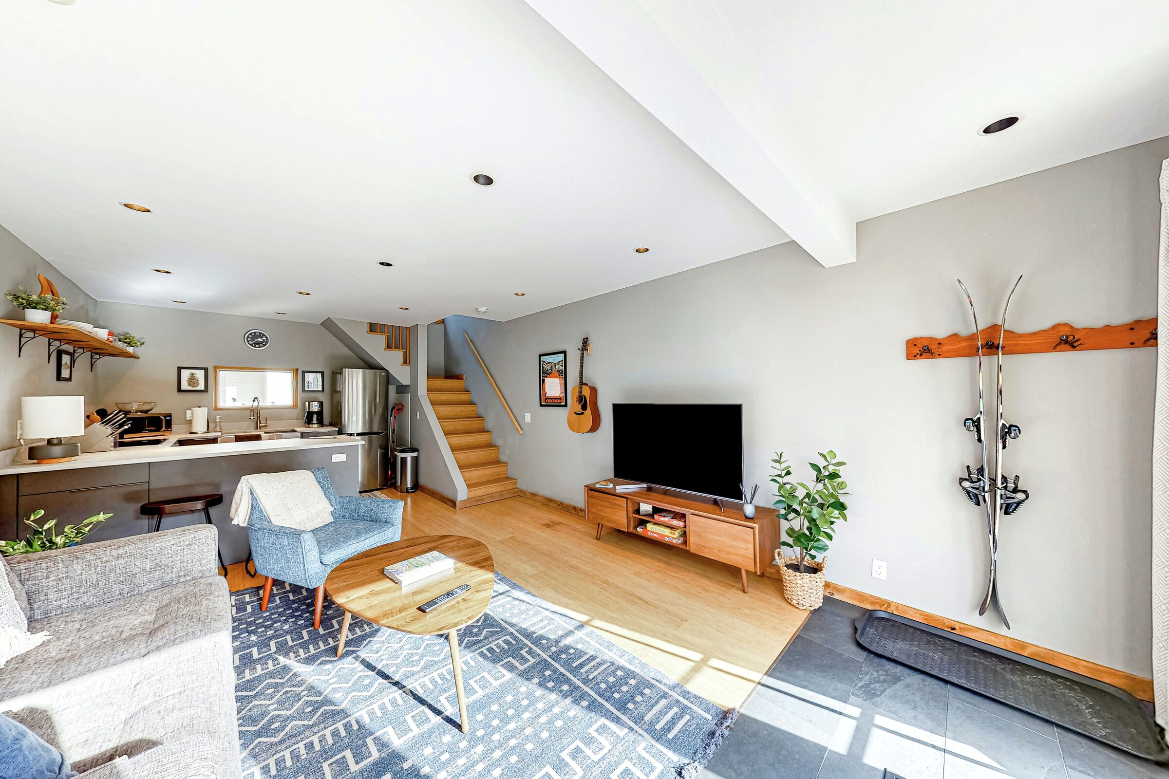 #13 - Sun & Slopes - Living Room