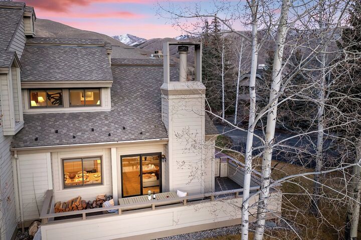 Bluff Condominiums Exterior - Spring