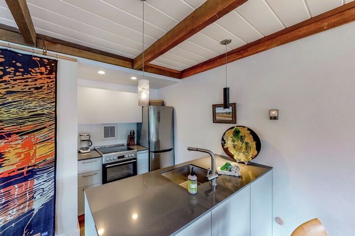 #1056 - Sun & Ski - Kitchen