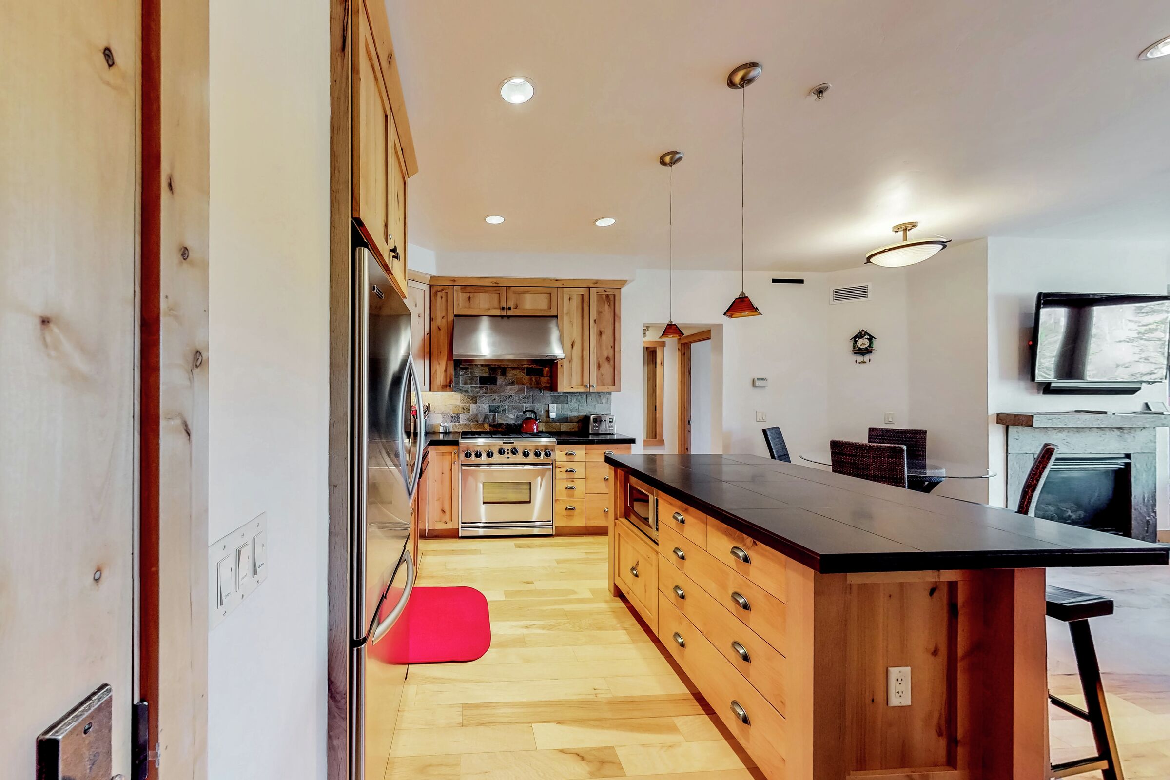 #9 - Elkhorn Springs Getaway - Kitchen