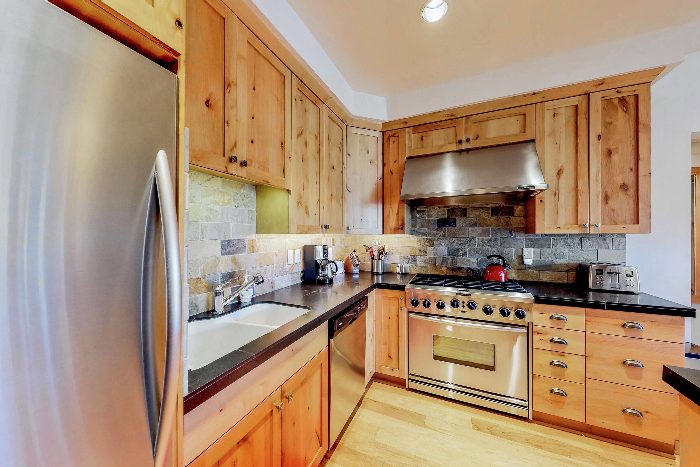 #9 - Elkhorn Springs Getaway - Kitchen