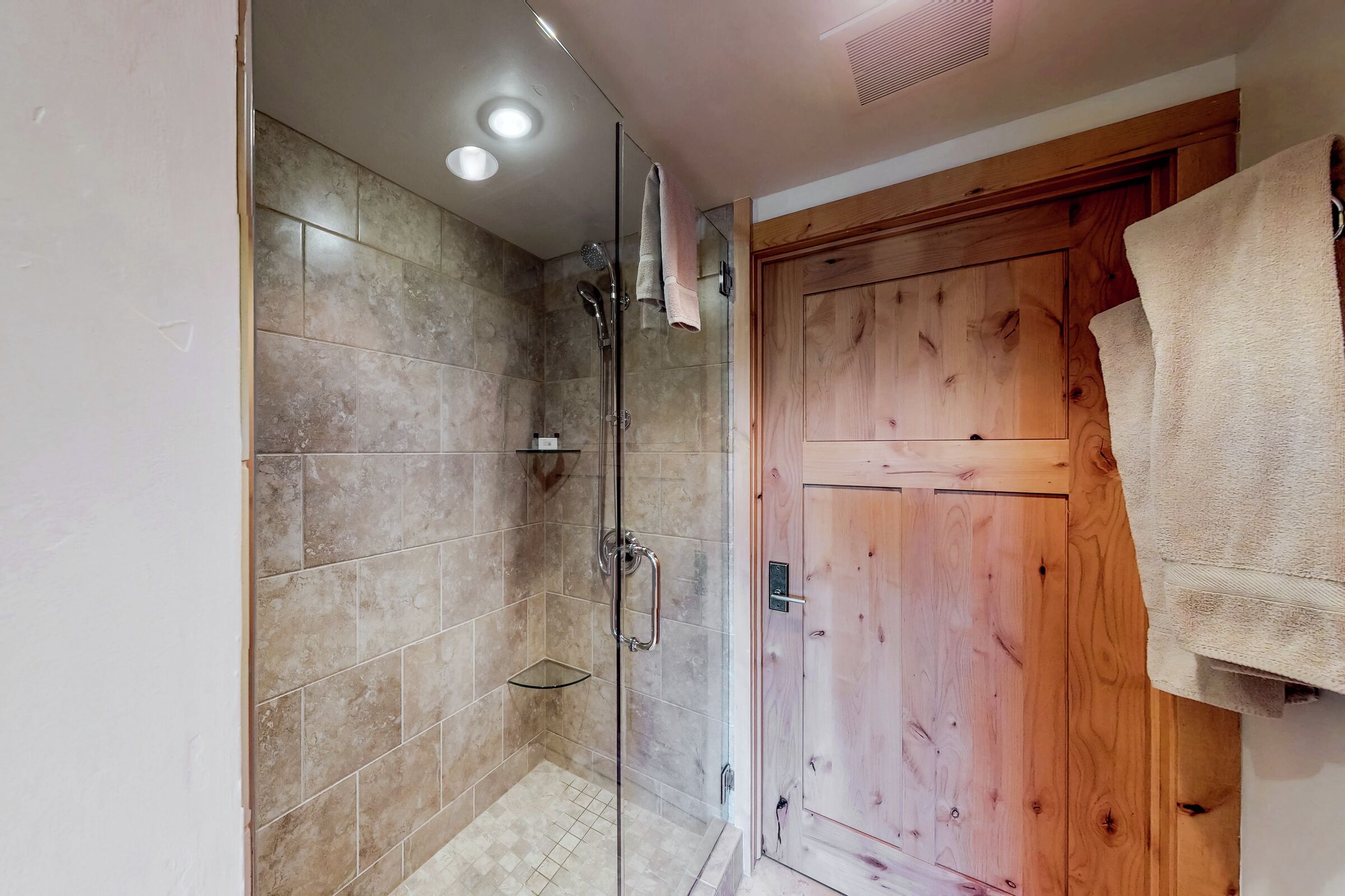 #9 - Elkhorn Springs Getaway - Bathroom