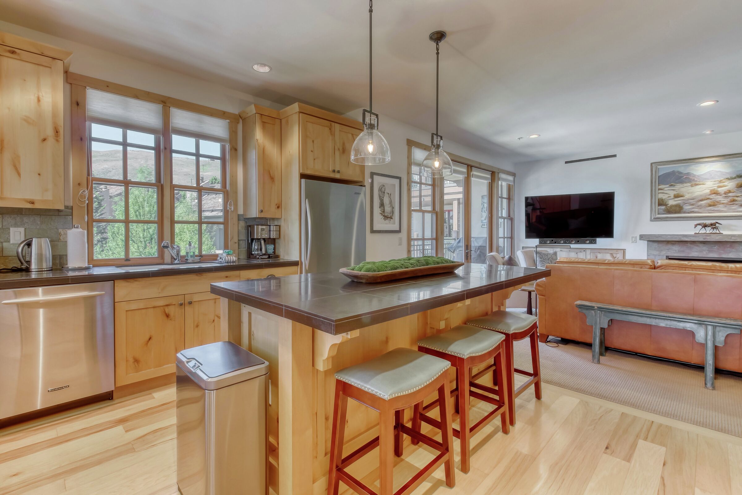 #7 - Sunny Mountain Views - Kitchen & Living Room